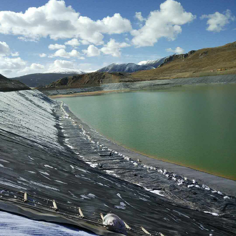 氧化塘底部防滲膜發生氣脹的原因?